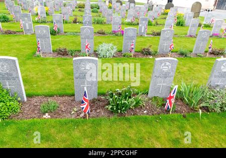 Warrington Soldiers' Corner, Cheshire, Royaume-Uni. Dimanche 23 avril 2023 - Warrington Soldiers' Corner, Cheshire, Angleterre - l'anniversaire de la Journée de l'ANZAC (corps de l'armée australienne et néo-zélandaise) a été commémoré sous la pluie au coin des soldats du cimetière de Warrington, où le maire de Warrington, Cllr Jean Flaherty, s'est adressé à la foule et a déposé une couronne sur la croix du mémorial. Des membres du Queen's Lancashire Regiment, des Cadets de la mer de Warrington et de nombreux anciens combattants étaient présents. Crédit : John Hopkins/Alay Live News Banque D'Images