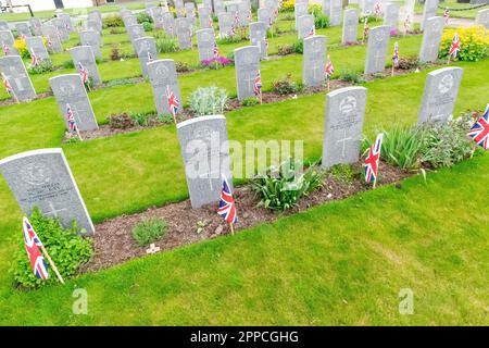 Warrington Soldiers' Corner, Cheshire, Royaume-Uni. Dimanche 23 avril 2023 - Warrington Soldiers' Corner, Cheshire, Angleterre - l'anniversaire de la Journée de l'ANZAC (corps de l'armée australienne et néo-zélandaise) a été commémoré sous la pluie au coin des soldats du cimetière de Warrington, où le maire de Warrington, Cllr Jean Flaherty, s'est adressé à la foule et a déposé une couronne sur la croix du mémorial. Des membres du Queen's Lancashire Regiment, des Cadets de la mer de Warrington et de nombreux anciens combattants étaient présents. Crédit : John Hopkins/Alay Live News Banque D'Images