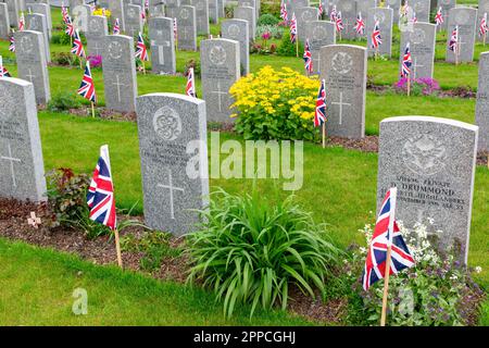 Warrington Soldiers' Corner, Cheshire, Royaume-Uni. Dimanche 23 avril 2023 - Warrington Soldiers' Corner, Cheshire, Angleterre - l'anniversaire de la Journée de l'ANZAC (corps de l'armée australienne et néo-zélandaise) a été commémoré sous la pluie au coin des soldats du cimetière de Warrington, où le maire de Warrington, Cllr Jean Flaherty, s'est adressé à la foule et a déposé une couronne sur la croix du mémorial. Des membres du Queen's Lancashire Regiment, des Cadets de la mer de Warrington et de nombreux anciens combattants étaient présents. Crédit : John Hopkins/Alay Live News Banque D'Images