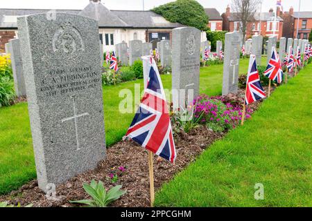 Warrington Soldiers' Corner, Cheshire, Royaume-Uni. Dimanche 23 avril 2023 - Warrington Soldiers' Corner, Cheshire, Angleterre - l'anniversaire de la Journée de l'ANZAC (corps de l'armée australienne et néo-zélandaise) a été commémoré sous la pluie au coin des soldats du cimetière de Warrington, où le maire de Warrington, Cllr Jean Flaherty, s'est adressé à la foule et a déposé une couronne sur la croix du mémorial. Des membres du Queen's Lancashire Regiment, des Cadets de la mer de Warrington et de nombreux anciens combattants étaient présents. Crédit : John Hopkins/Alay Live News Banque D'Images