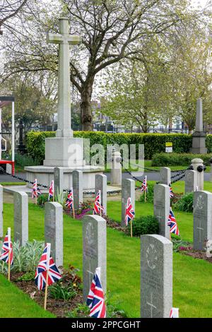 Warrington Soldiers' Corner, Cheshire, Royaume-Uni. Dimanche 23 avril 2023 - Warrington Soldiers' Corner, Cheshire, Angleterre - l'anniversaire de la Journée de l'ANZAC (corps de l'armée australienne et néo-zélandaise) a été commémoré sous la pluie au coin des soldats du cimetière de Warrington, où le maire de Warrington, Cllr Jean Flaherty, s'est adressé à la foule et a déposé une couronne sur la croix du mémorial. Des membres du Queen's Lancashire Regiment, des Cadets de la mer de Warrington et de nombreux anciens combattants étaient présents. Crédit : John Hopkins/Alay Live News Banque D'Images