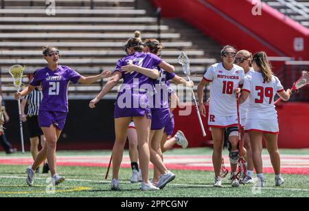 23 avril 2023 : James Madison célèbre un but lors d'un match de crosse des femmes de la NCAA entre l'université James Madison et les chevaliers de l'écarlate des Rutgers au STADE SHI à Piscataway, N.J. Mike Langish/Cal Sport Media. Banque D'Images