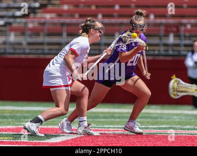 23 avril 2023: James Madison Midfielder Madison Epke (20) remporte le visage lors d'un match de la NCAA Womens Lacrosse entre l'université James Madison et les chevaliers de l'Scarlet Rutgers au STADE SHI à Piscataway, N.J. Mike Langish/Cal Sport Media. Banque D'Images