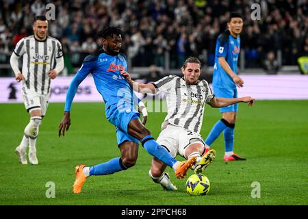 Turin, Italie. 23rd avril 2023. Andre Zambo Anguissa de SSC Napoli et Adrien Rabiot de Juventus FC concourent pour le ballon lors de la série Un match de football entre Juventus FC et SSC Napoli au stade Juventus de Turin (Italie), 23 avril 2022. Credit: Insidefoto di andrea staccioli/Alamy Live News Banque D'Images