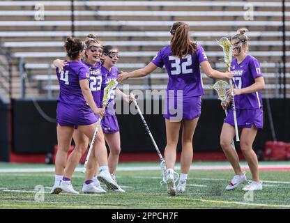 23 avril 2023: Les joueurs de James Madison célèbrent un deuxième but de la moitié lors d'un match de crosse des femmes de la NCAA entre l'université James Madison et les chevaliers de l'écarlate des Rutgers au STADE SHI à Piscataway, N.J. Mike Langish/Cal Sport Media. Banque D'Images