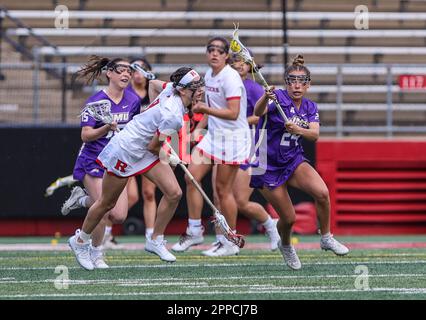 23 avril 2023: Le défenseur de James Madison Lizzy Pirisino (24) gagne le contrôle du ballon lors d'un match de la NCAA Womens Lacrosse entre l'Université James Madison et les chevaliers de l'Scarlet Rutgers au STADE SHI à Piscataway, N.J. Mike Langish/Cal Sport Media. Banque D'Images