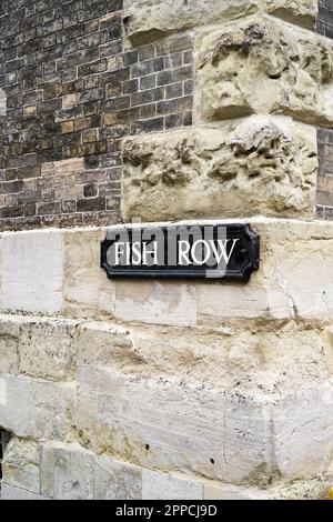 Panneau de nom de rue Fish Row sur le vieux mur en pierre Banque D'Images