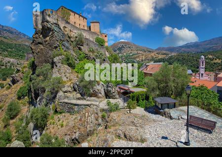 Vue sur la citadelle médiévale de Corte. La citadelle de Corte est pittoresque et située sur un éperon rocheux au-dessus de la vieille ville, sur l'île de Corse, en France Banque D'Images