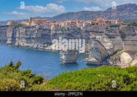 Bonifacio est situé sur les falaises d'une péninsule calcaire sculptée et érodée par la mer, avec des bâtiments surplombant le bord, Corse, France Banque D'Images