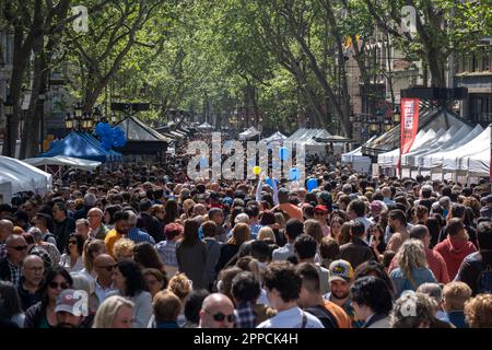 Barcelone, Espagne. 23rd avril 2023. Une grande foule de personnes se baladent le long de la Rambla à Barcelone. La Catalogne célèbre chaque année le jour de Sant Jordi sur 23 avril, le festival traditionnel du livre et de la rose. Les rues sont pleines d'étals vendant des livres et des roses. Crédit : SOPA Images Limited/Alamy Live News Banque D'Images