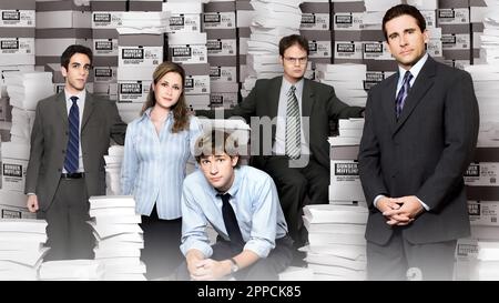 RAINN WILSON, JENNA FISCHER, STEVE CERRELL, JOHN KRASINSKI ET B. J. NOVAK AU BUREAU (2005), DIRIGÉ PAR RICKY GERVAIS ET STEPHEN MERCHANT. Crédit: NBC UNIVERSAL TELEVISION / Album Banque D'Images