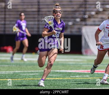 23 avril 2023: James Madison milieu de terrain Taylor Marchetti (23) lors d'un match NCAA Womens Lacrosse entre l'université James Madison et les chevaliers de l'écarlate de Rutgers au STADE SHI à Piscataway, N.J. Mike Langish/Cal Sport Media. Banque D'Images