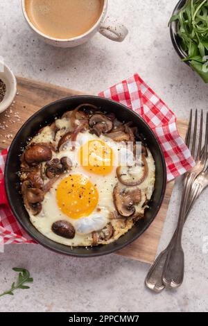 Œuf frit, champignons et oignon rouge. Banque D'Images