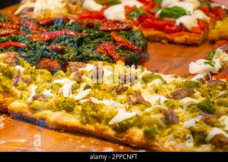 Pizza savoureuse au brocoli, à la viande et au fromage à vendre Banque D'Images