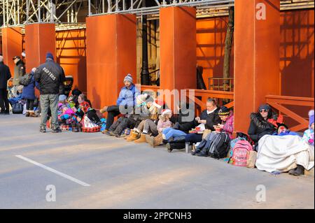 Toronto, ON, Canada – 17 novembre 2019 : les gens s'assoient et attendent le début de la parade du Père Noël de Toronto dans le centre-ville Banque D'Images