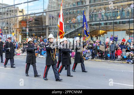 Toronto, ON, Canada – 17 novembre 2019 : la police de Toronto participe à la parade du Père Noël de Toronto au centre-ville Banque D'Images