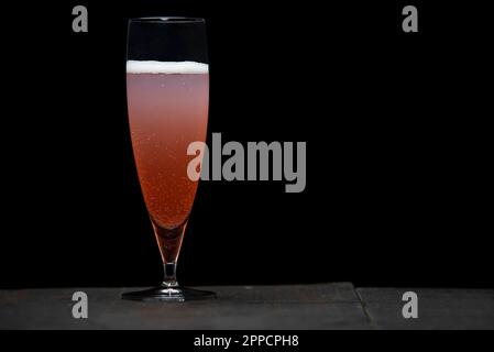 Une délicieuse bière maison dans un verre à bière. Banque D'Images