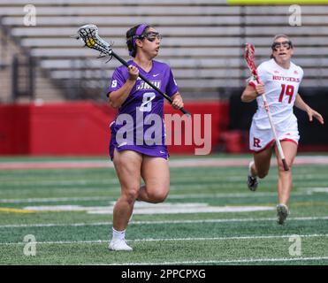 23 avril 2023: La défenseuse James Madison Carolyn Thistlewaite (8) lors d'un match de la NCAA Womens Lacrosse entre l'université James Madison et les chevaliers de l'écarlate Rutgers au STADE SHI à Piscataway, N.J. Mike Langish/Cal Sport Media. Banque D'Images