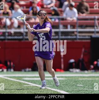 23 avril 2023: James Madison milieu de terrain Lizzy Fox (15) lors d'un match NCAA Womens Lacrosse entre l'université James Madison et les chevaliers de l'écarlate Rutgers au STADE SHI à Piscataway, N.J. Mike Langish/Cal Sport Media. Banque D'Images