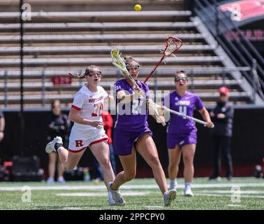 23 avril 2023: Le milieu de terrain James Madison Brianna Mennella (21) fait un passage lors d'un match de la NCAA Womens Lacrosse entre l'université James Madison et les chevaliers de l'écarlate Rutgers au STADE SHI à Piscataway, N.J. Mike Langish/Cal Sport Media. Banque D'Images