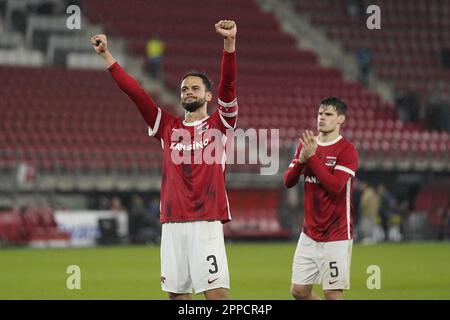 ALKMAAR - (lr) Pantelis Hatzidiakos d'AZ Alkmaar, Milos Kerkez d'AZ Alkmaar après le match de première ligue néerlandais entre AZ Alkmaar et RKC Waalwijk au stade AFAS de 23 avril 2023 à Alkmaar, aux pays-Bas. ANP ROY LAZET Banque D'Images