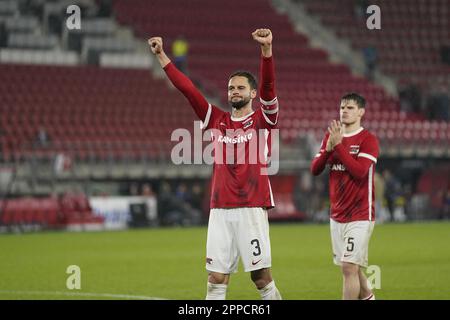 ALKMAAR - (lr) Pantelis Hatzidiakos d'AZ Alkmaar, Milos Kerkez d'AZ Alkmaar après le match de première ligue néerlandais entre AZ Alkmaar et RKC Waalwijk au stade AFAS de 23 avril 2023 à Alkmaar, aux pays-Bas. ANP ROY LAZET Banque D'Images