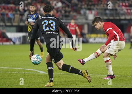 ALKMAAR - (lr) Jurien Gaari de RKC Waalwijk, Milos Kerkez d'AZ Alkmaar pendant le match de première ligue néerlandais entre AZ Alkmaar et RKC Waalwijk au stade AFAS sur 23 avril 2023 à Alkmaar, aux pays-Bas. ANP ROY LAZET Banque D'Images