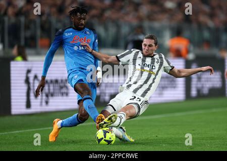 Turin, Italie. 23rd avril 2023. Andre Zambo Anguissa de SSC et Adrien Rabiot de Juventus FC Napoli bataille pour le ballon pendant la série Un match entre Juventus FC et SSC Napoli au stade Allianz sur 23 avril 2023 à Turin, Italie . Credit: Marco Canoniero / Alamy Live News Banque D'Images