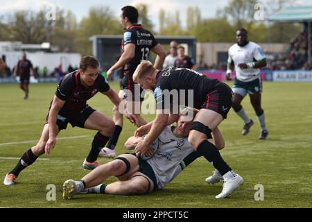 Londres, Royaume-Uni. 23rd avril 2023. Tom Pearson de London Irish est attaqué par Jackson Wray de Saracens lors du match de rugby Gallagher Premiership entre Saracens et London Irish au StoneX Stadium, Londres, Angleterre, le 23 avril 2023. Photo de Phil Hutchinson. Utilisation éditoriale uniquement, licence requise pour une utilisation commerciale. Aucune utilisation dans les Paris, les jeux ou les publications d'un seul club/ligue/joueur. Crédit : UK Sports pics Ltd/Alay Live News Banque D'Images