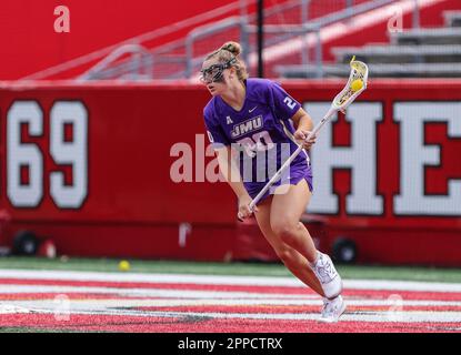 23 avril 2023: James Madison milieu de terrain Madison Epke (20) lors d'un match de la NCAA Womens Lacrosse entre l'université James Madison et les chevaliers de l'Scarlet Rutgers au STADE SHI à Piscataway, N.J. Mike Langish/Cal Sport Media. Banque D'Images