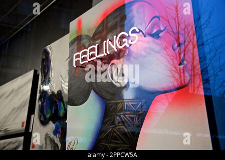 Peinture d'art abstraite avec un signe de néon. Concept d'amour. Banque D'Images