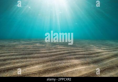 Rayons de soleil sous l'eau avec des ondulations de sable sur les fonds marins dans la mer Méditerranée, France Banque D'Images