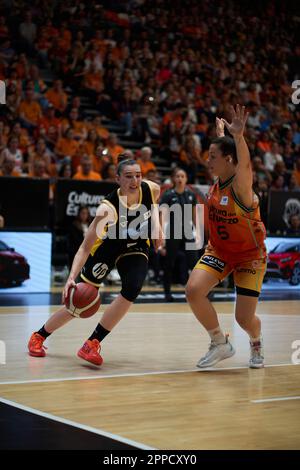 Maria Eraunzetamurgil Ayestaran de Movistar Estudiantes (L) et Elena Buenavida de Valencia basket (R) en action pendant la finale de jeu de Banque D'Images