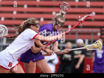 23 avril 2023: James Madison attaque Isabella Peterson (17) batailles lors d'un match de la NCAA Womens Lacrosse entre l'université James Madison et les chevaliers de l'écarlate Rutgers au STADE SHI à Piscataway, N.J. Mike Langish/Cal Sport Media. Banque D'Images