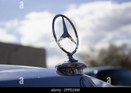 Le logo d'une Mercedes visible sur le capot d'une Mercedes rétro garée près du parc Gorky à Moscou. Plus d'une centaine de voitures rétro ont participé au rallye rétro 'Capital' (Stolitsa) 2023 à Moscou, en Russie. Cet événement ouvre une série de compétitions officielles de la saison 8th de la Fédération de l'automobile russe coupe en rallye avec des voitures classiques. Des marques soviétiques légendaires telles que « Volga », « Moskvich » et « Zhiguli », ainsi que des marques mondialement connues telles que Rolls Royce, Bentley, Mercedes, Porsche, Jaguar, et d'autres. (Photo de Vlad Karkov/SOPA Images/Sipa USA) Banque D'Images