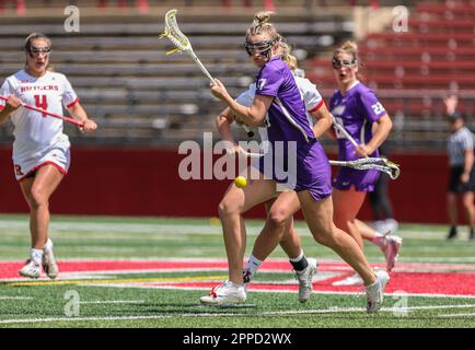 23 avril 2023: James Madison Attack Isabella Peterson (17) cherche à prendre le contrôle de la balle pendant un match de la NCAA Womens Lacrosse entre l'Université James Madison et les chevaliers de l'Scarlet Rutgers au STADE SHI à Piscataway, N.J. Mike Langish/Cal Sport Media. Banque D'Images