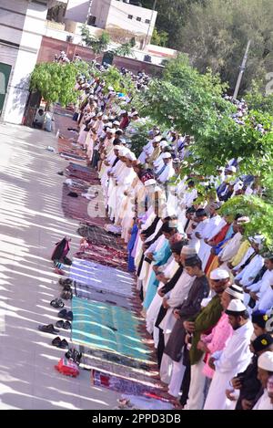 Bikaner, Rajasthan, Inde. 22nd avril 2023. Les musulmans indiens offrent la prière d'Eid al-Fitr à l'Idgah. EID al-Fitr marque la fin du mois de jeûne du Ramadan. (Credit image: © Dinesh Gupta/Pacific Press via ZUMA Press Wire) USAGE ÉDITORIAL SEULEMENT! Non destiné À un usage commercial ! Banque D'Images