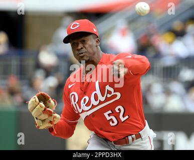 Pittsburgh, États-Unis. 23rd avril 2023. Le lanceur de secours de Cincinnati Reds le lanceur Sanmartin (52) se lance dans le septième dîner contre les pirates de Pittsburgh au parc PNC le dimanche 23 avril 2023 à Pittsburgh. Photo par Archie Carpenter/UPI crédit: UPI/Alay Live News Banque D'Images