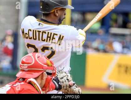 Pittsburgh, États-Unis. 23rd avril 2023. Pittsburgh Pirates a désigné Andrew McCutchen (22) singles lors du sixième repas contre les Cincinnati Reds au parc PNC le dimanche 23 avril 2023 à Pittsburgh. Photo par Archie Carpenter/UPI crédit: UPI/Alay Live News Banque D'Images