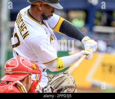 Pittsburgh, États-Unis. 23rd avril 2023. Pittsburgh Pirates a désigné Andrew McCutchen (22) singles lors du sixième repas contre les Cincinnati Reds au parc PNC le dimanche 23 avril 2023 à Pittsburgh. Photo par Archie Carpenter/UPI crédit: UPI/Alay Live News Banque D'Images