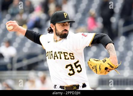 Pittsburgh, États-Unis. 23rd avril 2023. Colin Holderman (35), pichet de secours de Pittsburgh Pirates, jette dans le septième dîner contre les Cincinnati Reds au parc PNC le dimanche 23 avril 2023 à Pittsburgh. Photo par Archie Carpenter/UPI crédit: UPI/Alay Live News Banque D'Images