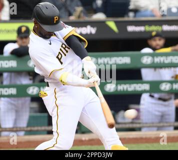 Pittsburgh, États-Unis. 23rd avril 2023. Les pirates de Pittsburgh ont désigné Andrew McCutchen (22) lignes de passage à Cincinnati Reds infielder pendant le troisième repas au PNC Park le dimanche 23 avril 2023 à Pittsburgh. Photo par Archie Carpenter/UPI crédit: UPI/Alay Live News Banque D'Images