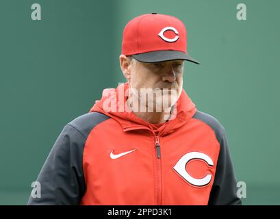 Pittsburgh, États-Unis. 23rd avril 2023. David Bell, directeur des reds de Cincinnati (25), revient au dugout pendant le septième repas contre les pirates de Pittsburgh au parc PNC le dimanche 23 avril 2023 à Pittsburgh. Photo par Archie Carpenter/UPI crédit: UPI/Alay Live News Banque D'Images