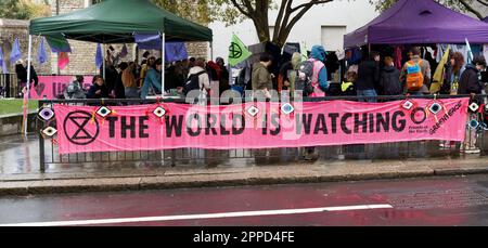 Le monde entier observe depuis longtemps la bannière de la rébellion des extinction, la Grande place du Parlement à Londres, le 23 avril 2023 Banque D'Images