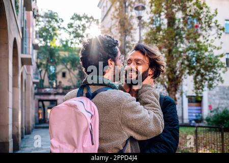 Couple gay romantique s'embrassant les uns les autres Banque D'Images