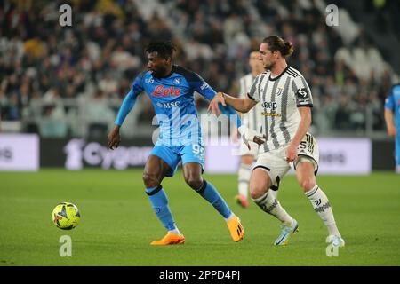 Turin, Italie. 23rd avril 2023. Andre Zambo Anguissa de SSC Napoli et Adrien Rabiot de Juventus lors de la série A italienne, match de football entre Juventus FC et sac Napoli le 23 avril 2023 au stade Allianz, Turin, Italie. Photo Nderim Kaceli crédit: Agence de photo indépendante/Alamy Live News Banque D'Images