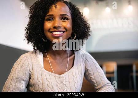 Bonne femme aux cheveux bouclés Banque D'Images