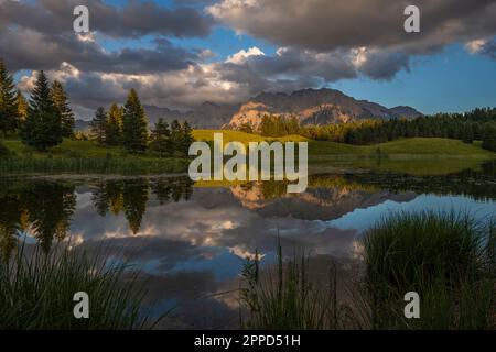 Allemagne, Bavière, nuages de tempête au-dessus du lac Wildensee au crépuscule Banque D'Images