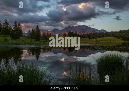 Allemagne, Bavière, nuages de tempête au-dessus du lac Wildensee au crépuscule Banque D'Images