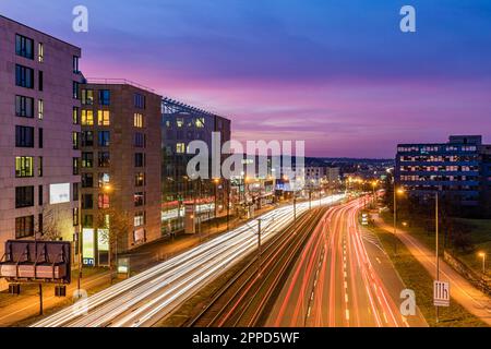 Allemagne, Bade-Wurtemberg, Stuttgart, feux de circulation sur la Bundesstrasse 27 au crépuscule Banque D'Images